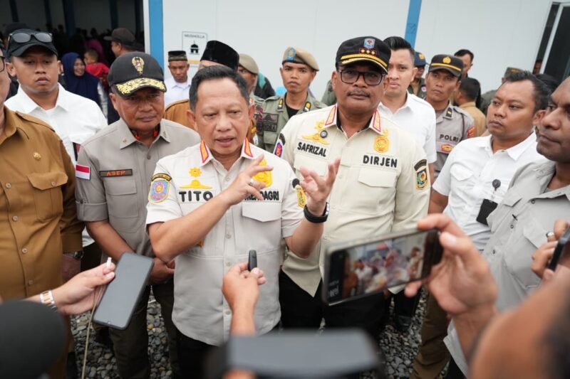 Mendagri Tito Karnavian menyampaikan arahan dan paparan terkait percepatan rehabilitasi pascabencana di hadapan warga dan pemangku kepentingan di Bener Meriah, Senin (20/4/2026). Foto: Dok. Istimewa 