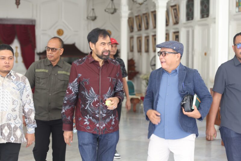 Gubernur Aceh Muzakir Manaf (Mualem) berbincang bersama sejumlah pejabat saat berjalan di lingkungan Pendopo Gubernur Aceh di Banda Aceh, Kamis (30/4/2026). Foto: Dok. Istimewa 