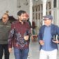 Gubernur Aceh Muzakir Manaf (Mualem) berbincang bersama sejumlah pejabat saat berjalan di lingkungan Pendopo Gubernur Aceh di Banda Aceh, Kamis (30/4/2026). Foto: Dok. Istimewa 