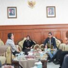 Rico Waas tiba bersama rombongan dan disambut langsung oleh Wali Kota Banda Aceh Illiza Sa’aduddin Djamal, Minggu (19/4/2026). Foto: Dok. Istimewa 