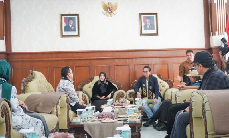 Rico Waas tiba bersama rombongan dan disambut langsung oleh Wali Kota Banda Aceh Illiza Sa’aduddin Djamal, Minggu (19/4/2026). Foto: Dok. Istimewa 