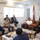 Suasana Rapat Paripurna DPRA saat Gubernur Aceh Muzakir Manaf menyampaikan LKPJ Tahun 2025 di Gedung Utama DPR Aceh, Banda Aceh, Senin (6/4/2026). Foto: Dok. Istimewa 