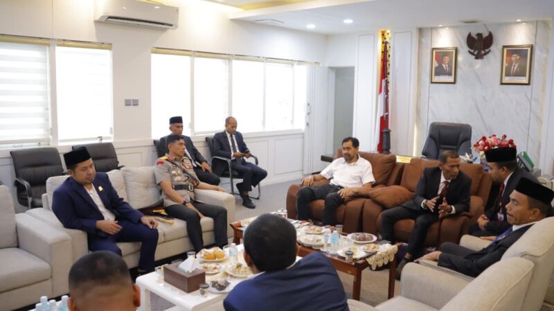 Suasana Rapat Paripurna DPRA saat Gubernur Aceh Muzakir Manaf menyampaikan LKPJ Tahun 2025 di Gedung Utama DPR Aceh, Banda Aceh, Senin (6/4/2026). Foto: Dok. Istimewa 