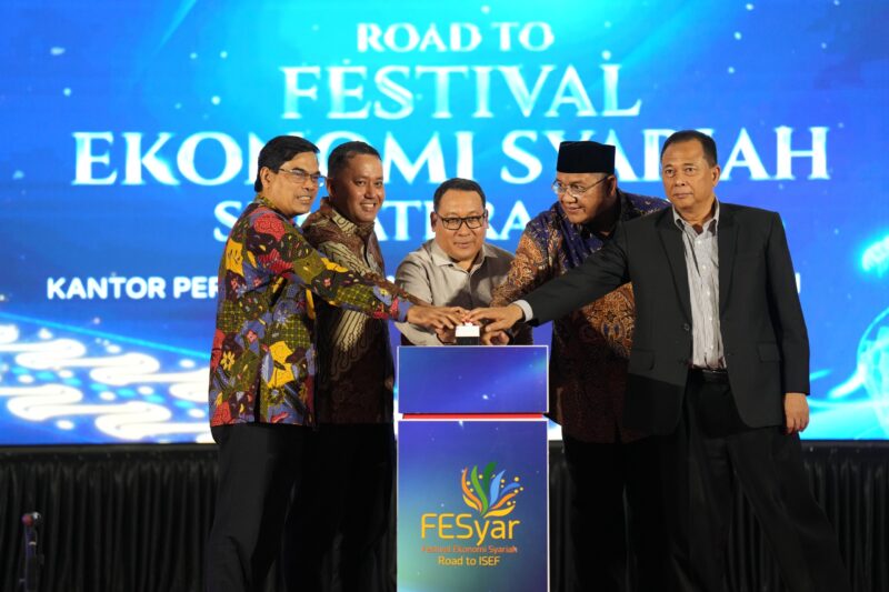 Staf Ahli Gubernur Aceh bersama perwakilan Bank Indonesia dan KDEKS Aceh menekan tombol simbolis saat peresmian Zona KHAS di Auditorium AAC Dayan Dawood, Universitas Syiah Kuala, Banda Aceh, Selasa (28/4/2026). Foto: Dok. Istimewa 