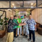 Hamdan Sati bersama Ketua DPW PKB Aceh Ruslan Daud dan sejumlah kader melakukan foto bersama usai deklarasi bergabung dalam konsolidasi PKB Aceh Tamiang, Jumat (24/4/2026). Foto: Dok. Istimewa 