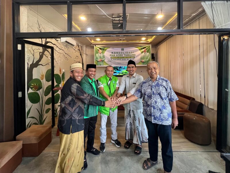 Hamdan Sati bersama Ketua DPW PKB Aceh Ruslan Daud dan sejumlah kader melakukan foto bersama usai deklarasi bergabung dalam konsolidasi PKB Aceh Tamiang, Jumat (24/4/2026). Foto: Dok. Istimewa 