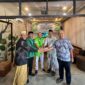 Hamdan Sati bersama Ketua DPW PKB Aceh Ruslan Daud dan sejumlah kader melakukan foto bersama usai deklarasi bergabung dalam konsolidasi PKB Aceh Tamiang, Jumat (24/4/2026). Foto: Dok. Istimewa 