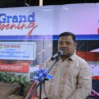 Staf Ahli Bupati Aceh Besar Bidang Pemerintahan, Hukum dan Politik, Drs. Sulaimi, M.Si membuka Grand Opening CSR UMKM PT Pertamina Patra Niaga Fuel Terminal Krueng Raya di Desa Meunasah Mon, Kecamatan Mesjid Raya, Jumat (3/4/2026) malam. Foto: Dok. Istimewa 