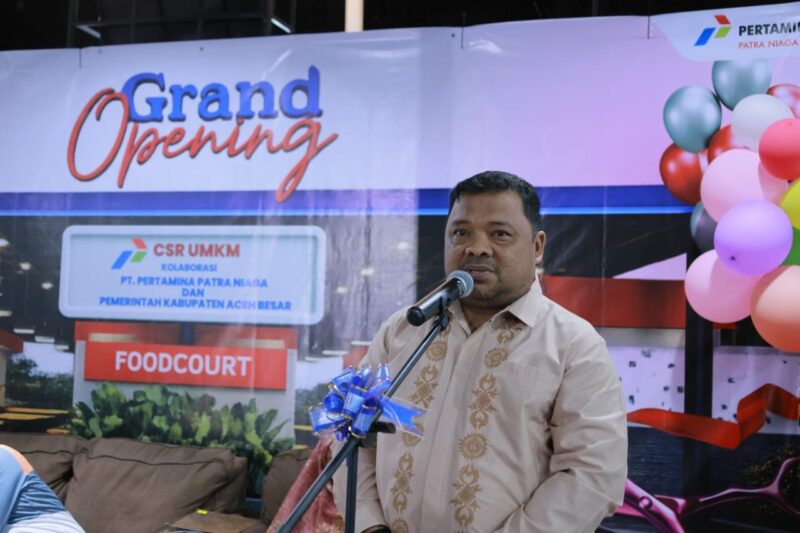 Staf Ahli Bupati Aceh Besar Bidang Pemerintahan, Hukum dan Politik, Drs. Sulaimi, M.Si membuka Grand Opening CSR UMKM PT Pertamina Patra Niaga Fuel Terminal Krueng Raya di Desa Meunasah Mon, Kecamatan Mesjid Raya, Jumat (3/4/2026) malam. Foto: Dok. Istimewa 