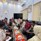 Bupati Aceh Barat Tarmizi SP, MM memimpin rapat evaluasi Satgas DTSEN di Meulaboh, Kamis (30/4/2026). Foto: Dok. Istimewa 