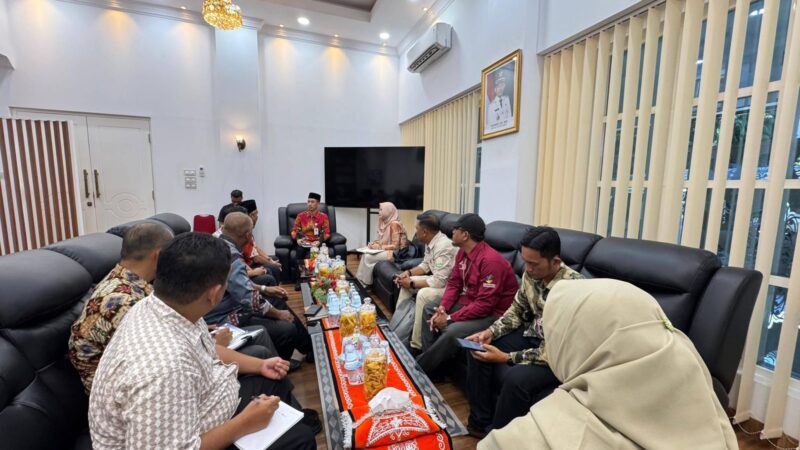 Bupati Aceh Barat Tarmizi SP, MM memimpin rapat evaluasi Satgas DTSEN di Meulaboh, Kamis (30/4/2026). Foto: Dok. Istimewa 