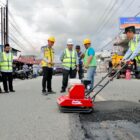 Bupati Aceh Barat Tarmizi SP, MM saat melaunching mesin AMP mini milik Dinas PUPR di Jalan Manekroo, Meulaboh, Jumat (24/4/2026). Foto: Dok. Istimewa 