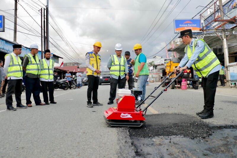 Bupati Aceh Barat Tarmizi SP, MM saat melaunching mesin AMP mini milik Dinas PUPR di Jalan Manekroo, Meulaboh, Jumat (24/4/2026). Foto: Dok. Istimewa 