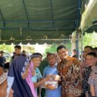 Wakil Wali Kota, Afdhal Khalilullah menyerahkan bantuan pangan ke penerima manfaat. Foto: Dok. Istimewa 