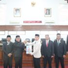Penyerahan LKPJ Bupati Aceh Besar TA 2025 kepada DPRK Aceh Besar, menandai evaluasi kinerja pemerintah daerah, Senin (6/4/2026). Foto: Dok. Istimewa