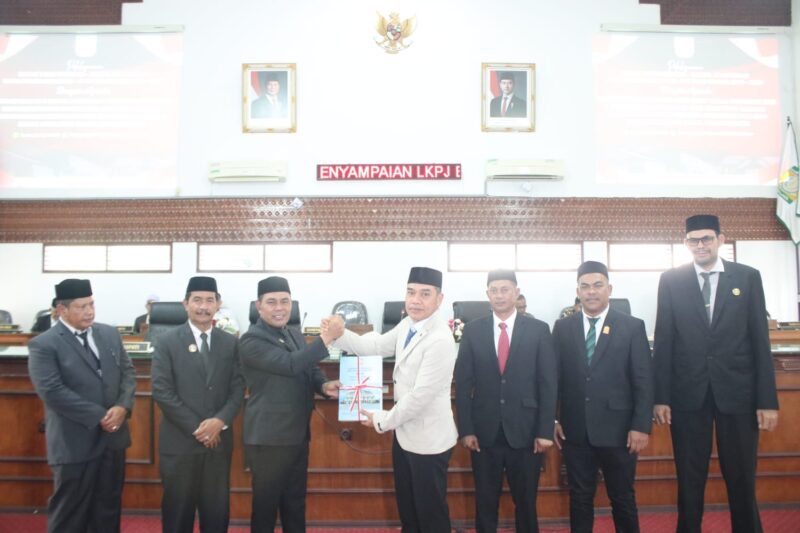 Penyerahan LKPJ Bupati Aceh Besar TA 2025 kepada DPRK Aceh Besar, menandai evaluasi kinerja pemerintah daerah, Senin (6/4/2026). Foto: Dok. Istimewa 