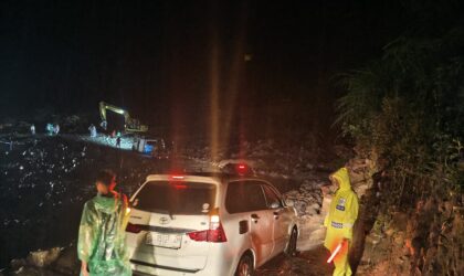Ket foto: Personel Satlantas Polres Bener Meriah bersama Polsek Pintu Rime Gayo melakukan pengaturan arus lalu lintas di lokasi banjir Jalan Takengon–Bireuen, Kampung Weh Porak.(Dok: Ist)