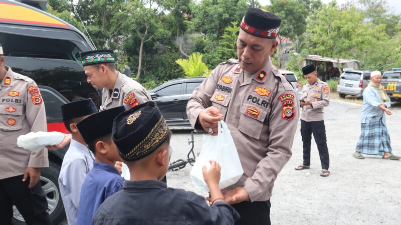 Wakapolres Bener Meriah, Kompol Dr. Syabirin, S.H., M.Si, menyerahkan paket nasi kotak kepada anak-anak usai pelaksanaan Shalat Jumat.(Dok: Ist)