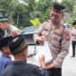 Wakapolres Bener Meriah, Kompol Dr. Syabirin, S.H., M.Si, menyerahkan paket nasi kotak kepada anak-anak usai pelaksanaan Shalat Jumat.(Dok: Ist)