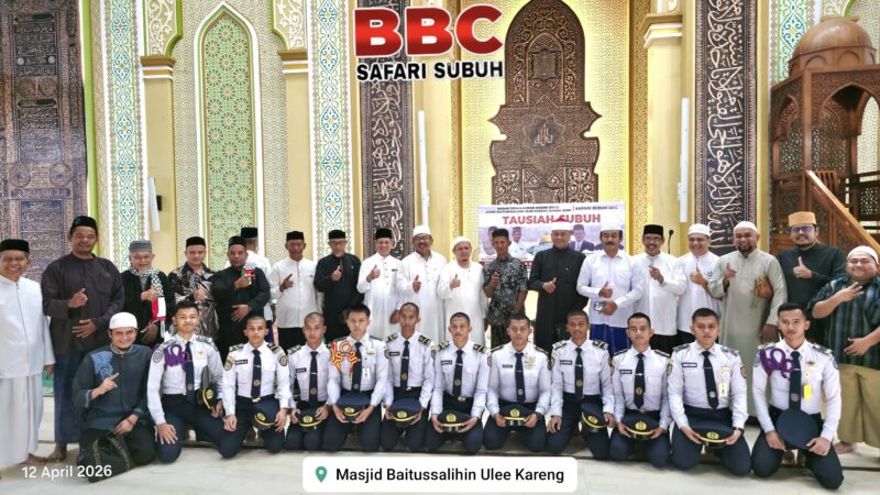 Taruna Poltekpel Malahayati foto bersama dengan para jamaah shalat subuh dan pengurus mesjid Baitussalihin Ule Kareng, Banda Aceh. (12/4/2026). Foto:Dok/Humas Poltekpel Malahayati.