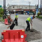 Ket Foto : Kasat Lantas Polres Bener Meriah, AKP Syafaruddin, turun langsung bersama personel menambal jalan berlubang.(Dok: Ist)
