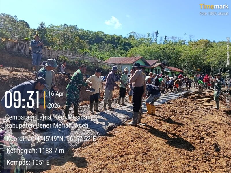 Ket Foto : Personel Polsek Mesidah bersama TNI, unsur Forkopimcam, dan masyarakat melaksanakan gotong royong penyemenan jalan di Kampung Cemparam Lama.(Dok: Ist)