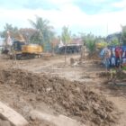 Alat berat bantuan PMI sedang membersihkan pemukiman warga Gampong Beurawang Kec. Meureudu, Pidie Jaya, (2/4/2026). Foto:Dok/Muhammad Rissan 