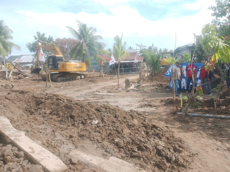 Alat berat bantuan PMI sedang membersihkan pemukiman warga Gampong Beurawang Kec. Meureudu, Pidie Jaya, (2/4/2026). Foto:Dok/Muhammad Rissan 