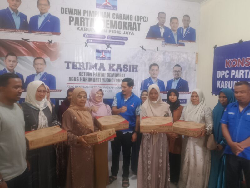 Ketua DPC Partai Demokrat Pidie Jaya T. Guntara, SH ( tengah ) foto bersama ibu ibu penerima bantuan kompor Gas Bantuan AHY. Senin (13/4/2026). Foto:Dok/Muhammad Rissan 