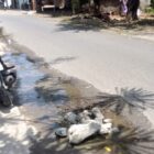 Diduga Pipa PDAM bocor mengakibatkan air merembes ke badan jalan di Jalan Cut Aloh Desa Meunasah. Foto. Dok. A.Rani