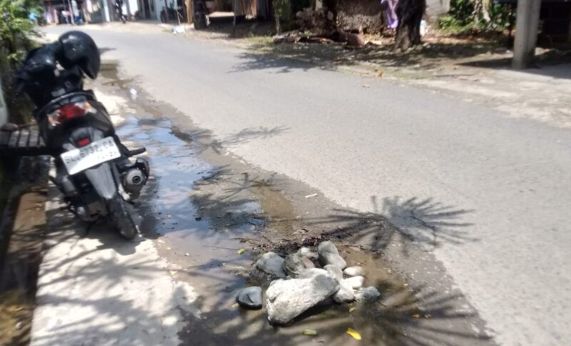 Diduga Pipa PDAM bocor mengakibatkan air merembes ke badan jalan di Jalan Cut Aloh Desa Meunasah. Foto. Dok. A.Rani