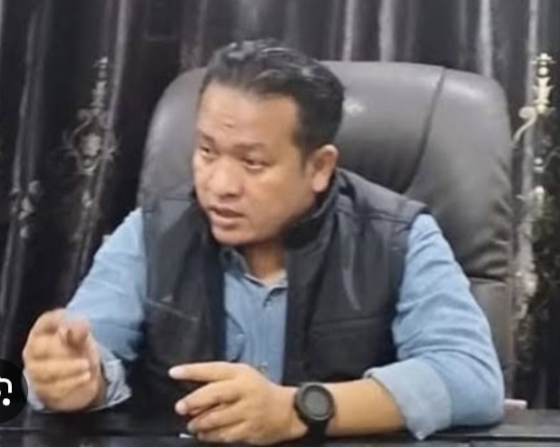 Ketua PW IWO Aceh, Chairan Manggeng, menyampaikan sikap terkait pemanggilan wartawan oleh Polda Aceh di Banda Aceh, Kamis (2/4/2026). Foto: Dok. Istimewa