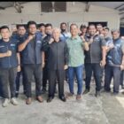 Plt Dirut PDAM Tirta Mountala Aceh Besar, Ir. Yusmadi, MM, berfoto bersama jajaran manajemen dan petugas posko penertiban sambungan liar serta tunggakan di Kantor Cabang Darul Imarah, Rabu (1/4/2026). Foto: Dok. Istimewa 