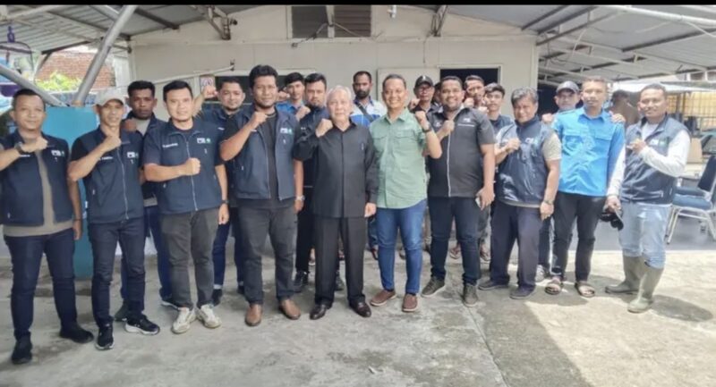 Plt Dirut PDAM Tirta Mountala Aceh Besar, Ir. Yusmadi, MM, berfoto bersama jajaran manajemen dan petugas posko penertiban sambungan liar serta tunggakan di Kantor Cabang Darul Imarah, Rabu (1/4/2026). Foto: Dok. Istimewa 