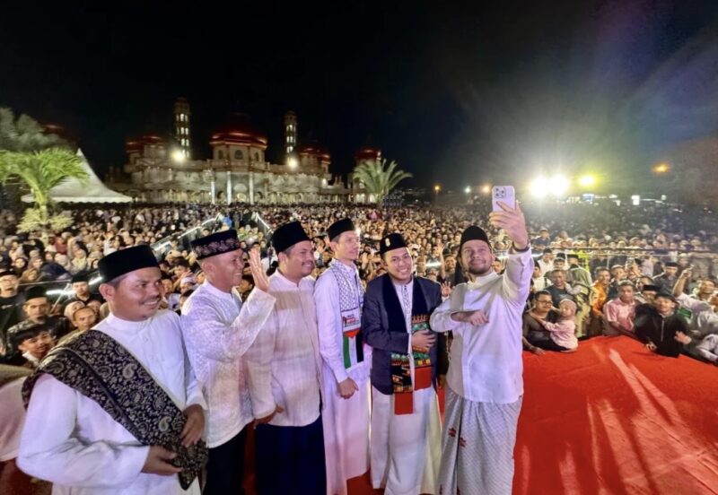 Suasana penuh khidmat ribuan masyarakat hadir di Masjid Agung Baitul Makmur Meulaboh saat Tabligh Akbar dan Halal Bihalal, Kamis (2/4/2026). Foto: Dok. Pemkab Aceh Barat