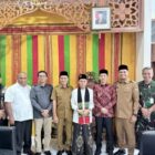Momen kebersamaan Tgk. Habibi An Nawawi dengan tokoh lokal usai menghadiri kegiatan Tabligh Akbar di Aceh Barat, Kamis (2/4/2026). Foto: Dok. Pemkab Aceh Barat