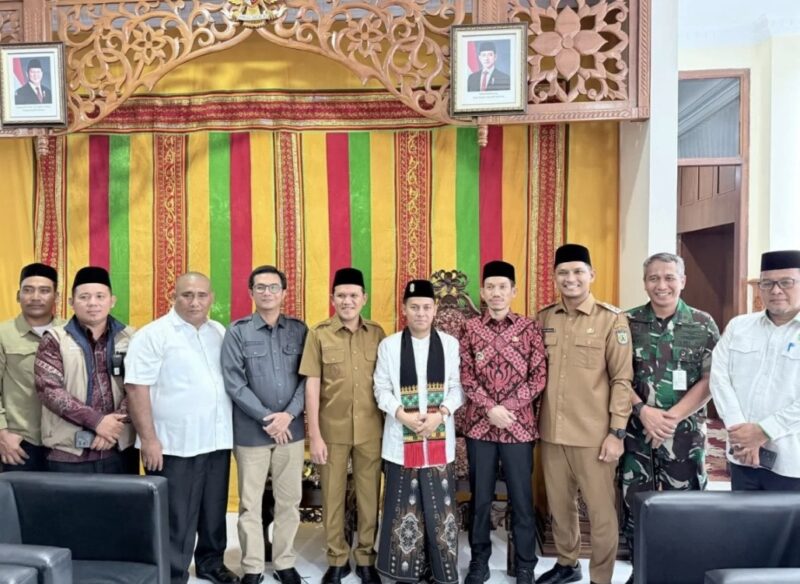 Momen kebersamaan Tgk. Habibi An Nawawi dengan tokoh lokal usai menghadiri kegiatan Tabligh Akbar di Aceh Barat, Kamis (2/4/2026). Foto: Dok. Pemkab Aceh Barat