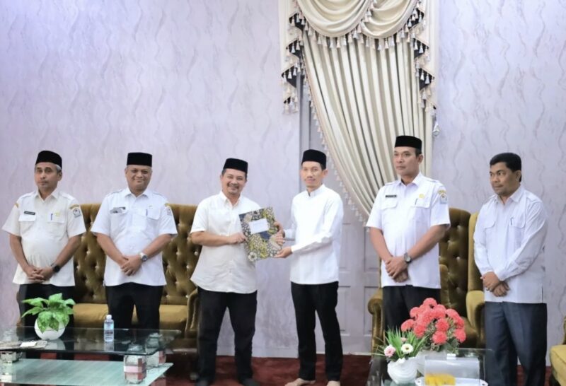 Bupati Aceh Barat menyerahkan SK Plt kepada tiga pejabat strategis di Pendopo Bupati Aceh Barat, Rabu (1/4/2026). Foto: Dok. Pemkab Aceh Barat