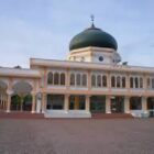 Masjid Besar Abu Indrapuri di Aceh Besar, lokasi polemik pengukuhan Imum Syiek yang menuai protes masyarakat, Kamis (2/4/2026). Foto: Dok. Istimewa 