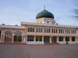 Masjid Besar Abu Indrapuri di Aceh Besar, lokasi polemik pengukuhan Imum Syiek yang menuai protes masyarakat, Kamis (2/4/2026). Foto: Dok. Istimewa 