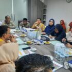 Sekda Banda Aceh, Jalaluddin, memimpin rapat koordinasi percepatan penanganan stunting, TBC, HIV/AIDS, dan implementasi JKA Pergub No. 2 Tahun 2026, Kamis (2/4/2026). Foto: Dok. Diskominfo Kota Banda Aceh