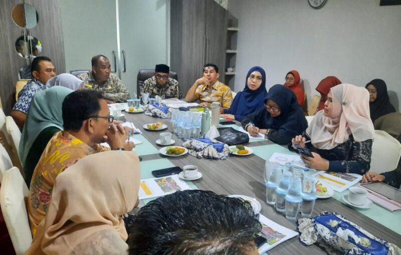 Sekda Banda Aceh, Jalaluddin, memimpin rapat koordinasi percepatan penanganan stunting, TBC, HIV/AIDS, dan implementasi JKA Pergub No. 2 Tahun 2026, Kamis (2/4/2026). Foto: Dok. Diskominfo Kota Banda Aceh