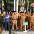 Wali Kota Banda Aceh Illiza Sa’aduddin Djamal memimpin apel gabungan perdana pasca Idulfitri di Balai Kota Banda Aceh, Senin (6/4/2026). Foto: Dok. Prokopim Kota Banda Aceh