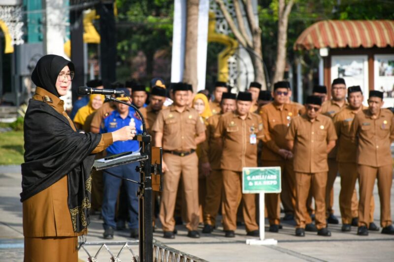 Wali Kota Banda Aceh Illiza Sa’aduddin Djamal memimpin apel gabungan perdana pasca Idulfitri di Balai Kota Banda Aceh, Senin (6/4/2026). Foto: Dok. Prokopim Kota Banda Aceh