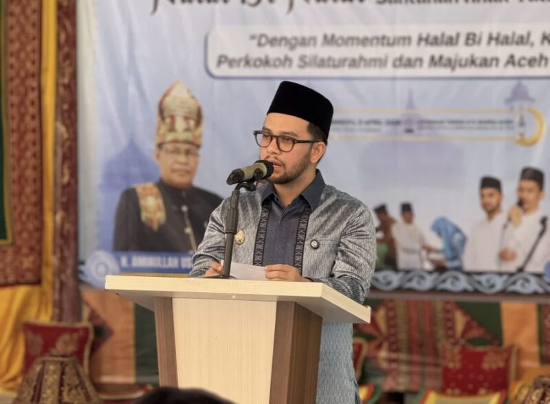 Wakil Bupati Aceh Barat Said Fadhil memberi kata sambutan saat menghadiri kegiatan peusijuk jamaah haji IKABA Banda Aceh, Minggu (5/4/2026). Foto: Dok. Pemkab Aceh Barat