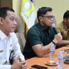 Plt Kadis Komunikasi dan Informatika Aceh Besar memberikan sambutan pada kegiatan Rakor Humas Lintas OPD di Aula Kantor Bupati Aceh Besar, Senin (6/4/2026). Foto: Dok. Istimewa 