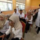 Illiza Sa’aduddin Djamal memberikan arahan kepada para guru dalam peluncuran kelas digital AI di Banda Aceh, Rabu (8/4/2026). Foto: Dok. Prokopim Kota Banda Aceh