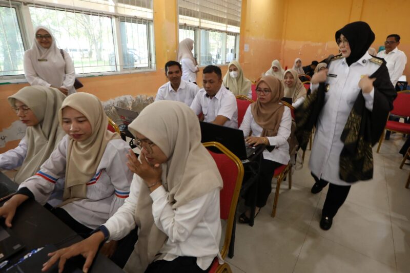 Illiza Sa’aduddin Djamal memberikan arahan kepada para guru dalam peluncuran kelas digital AI di Banda Aceh, Rabu (8/4/2026). Foto: Dok. Prokopim Kota Banda Aceh