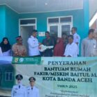 Wakil Wali Kota Banda Aceh, Afdhal Khalilullah, menyerahkan secara simbolis rumah layak huni kepada warga penerima manfaat, Rabu (8/4/2026). Foto: Dok. Diskominfo Kota Banda Aceh