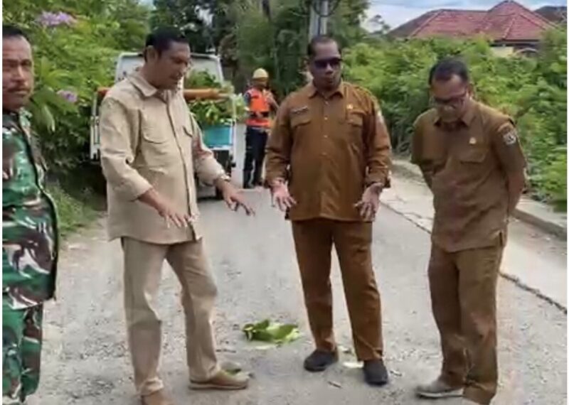 Ramza Harli menyoroti pentingnya kualitas perbaikan infrastruktur jalan oleh Dinas PUPR Banda Aceh, Kamis (09/04/2026). Foto: Dok. DPRK Banda Aceh 